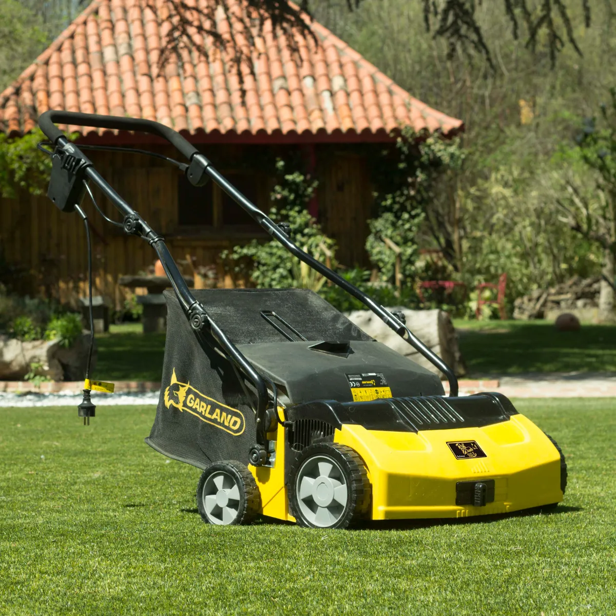 Műfű-karbantartógép – LEON